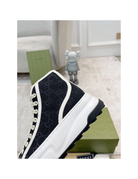 FashionStatement,GUCCI,IconicStyle,ItalianCraftsmanship,LuxuryFootwear,SNEAKER