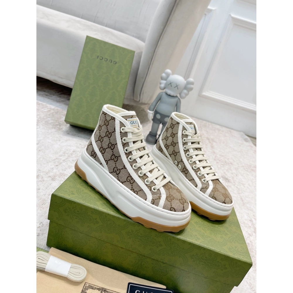 FashionStatement,GUCCI,IconicStyle,ItalianCraftsmanship,LuxuryFootwear,SNEAKER