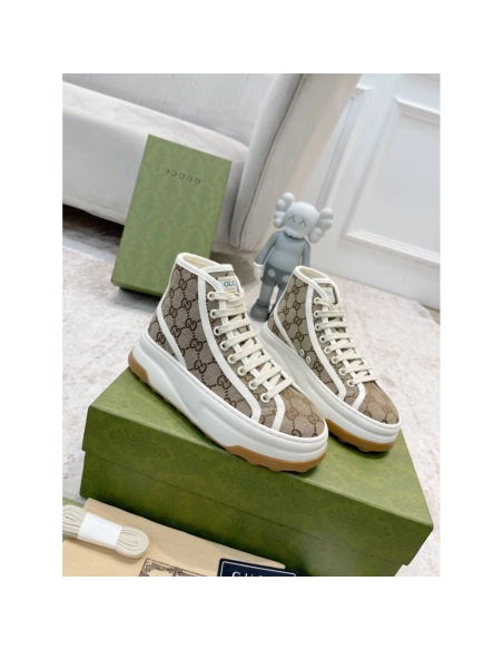 FashionStatement,GUCCI,IconicStyle,ItalianCraftsmanship,LuxuryFootwear,SNEAKER