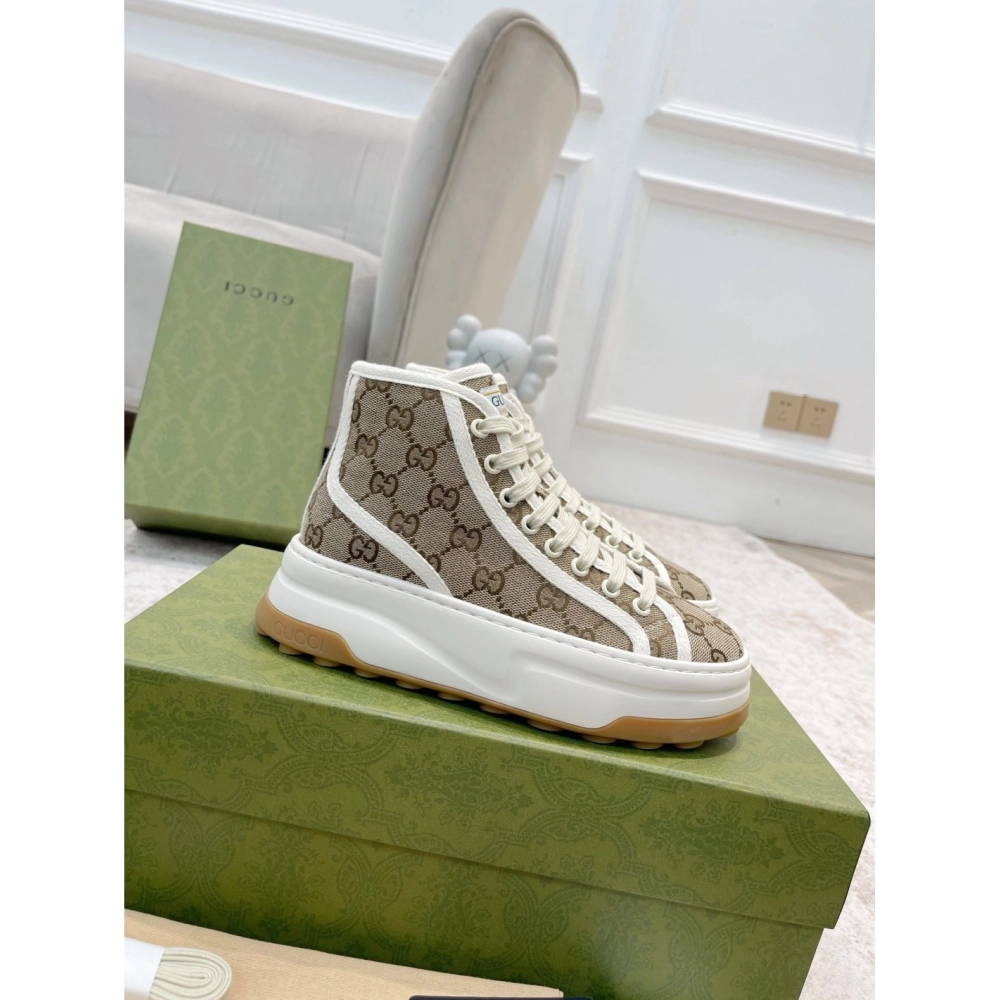 FashionStatement,GUCCI,IconicStyle,ItalianCraftsmanship,LuxuryFootwear,SNEAKER