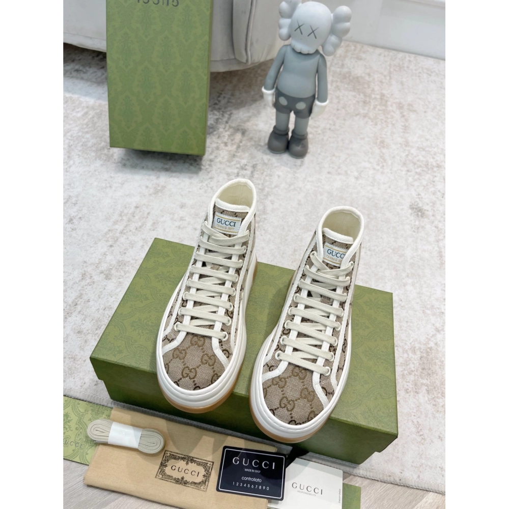 FashionStatement,GUCCI,IconicStyle,ItalianCraftsmanship,LuxuryFootwear,SNEAKER