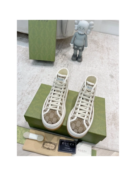 FashionStatement,GUCCI,IconicStyle,ItalianCraftsmanship,LuxuryFootwear,SNEAKER