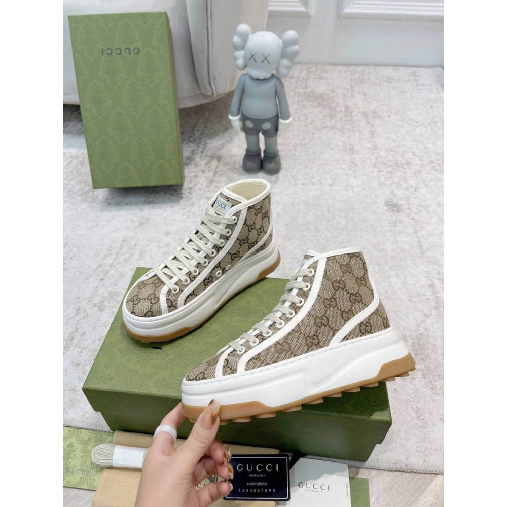 FashionStatement,GUCCI,IconicStyle,ItalianCraftsmanship,LuxuryFootwear,SNEAKER