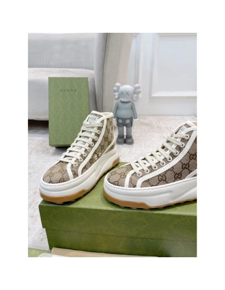 FashionStatement,GUCCI,IconicStyle,ItalianCraftsmanship,LuxuryFootwear,SNEAKER