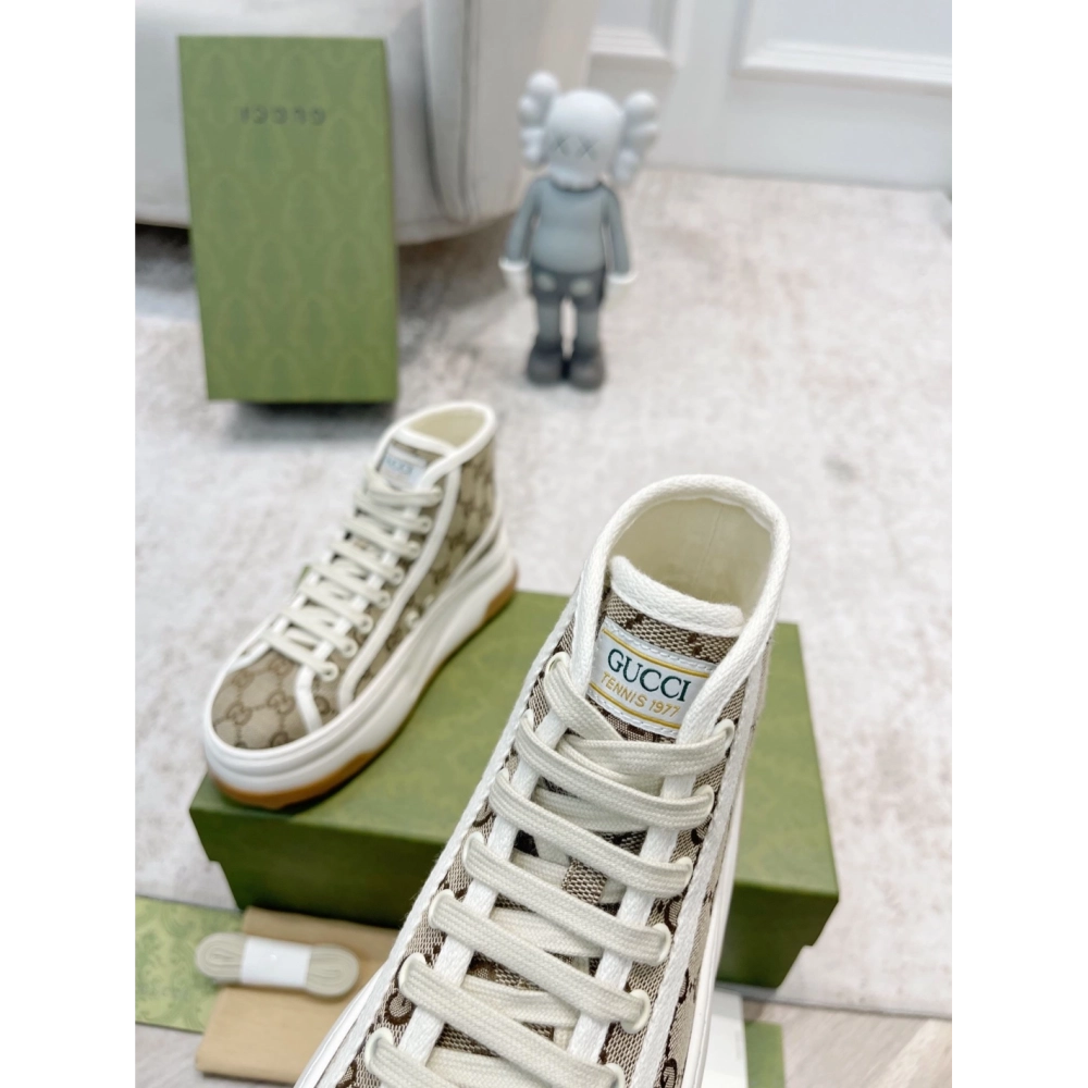 FashionStatement,GUCCI,IconicStyle,ItalianCraftsmanship,LuxuryFootwear,SNEAKER