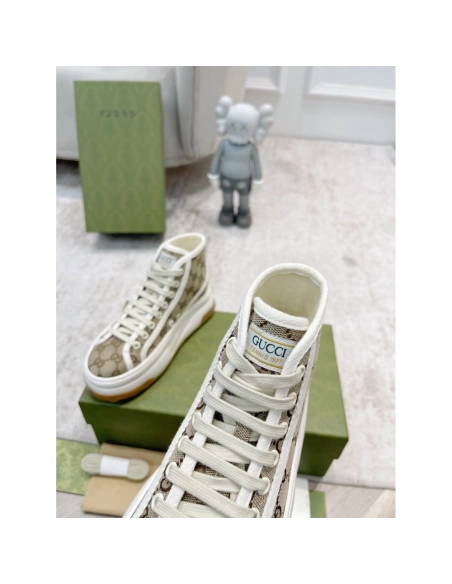 FashionStatement,GUCCI,IconicStyle,ItalianCraftsmanship,LuxuryFootwear,SNEAKER
