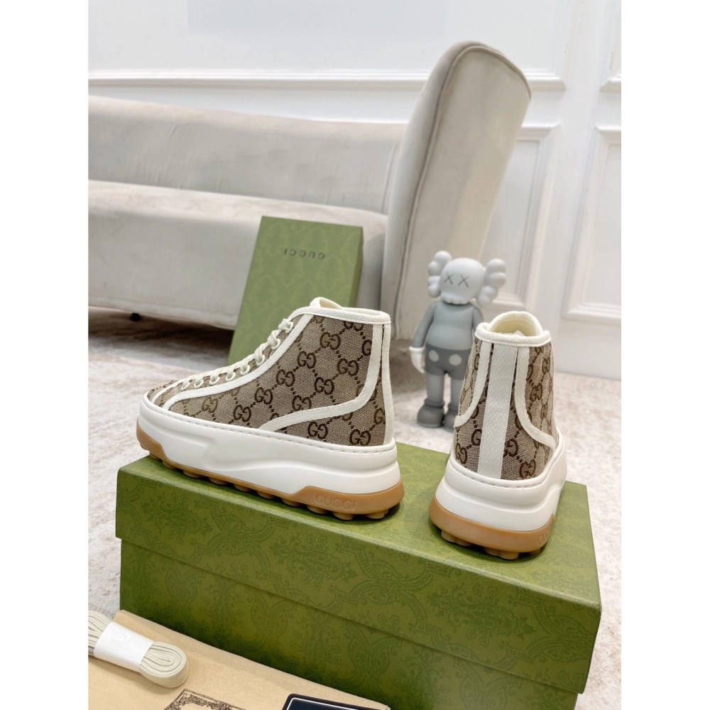 FashionStatement,GUCCI,IconicStyle,ItalianCraftsmanship,LuxuryFootwear,SNEAKER