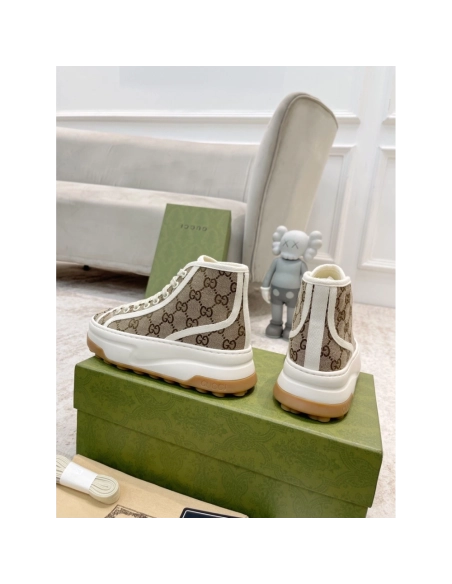 FashionStatement,GUCCI,IconicStyle,ItalianCraftsmanship,LuxuryFootwear,SNEAKER