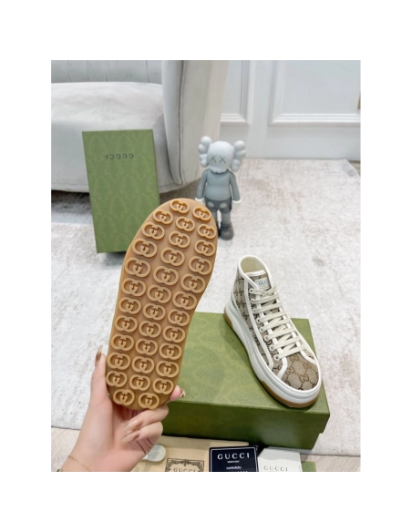 FashionStatement,GUCCI,IconicStyle,ItalianCraftsmanship,LuxuryFootwear,SNEAKER