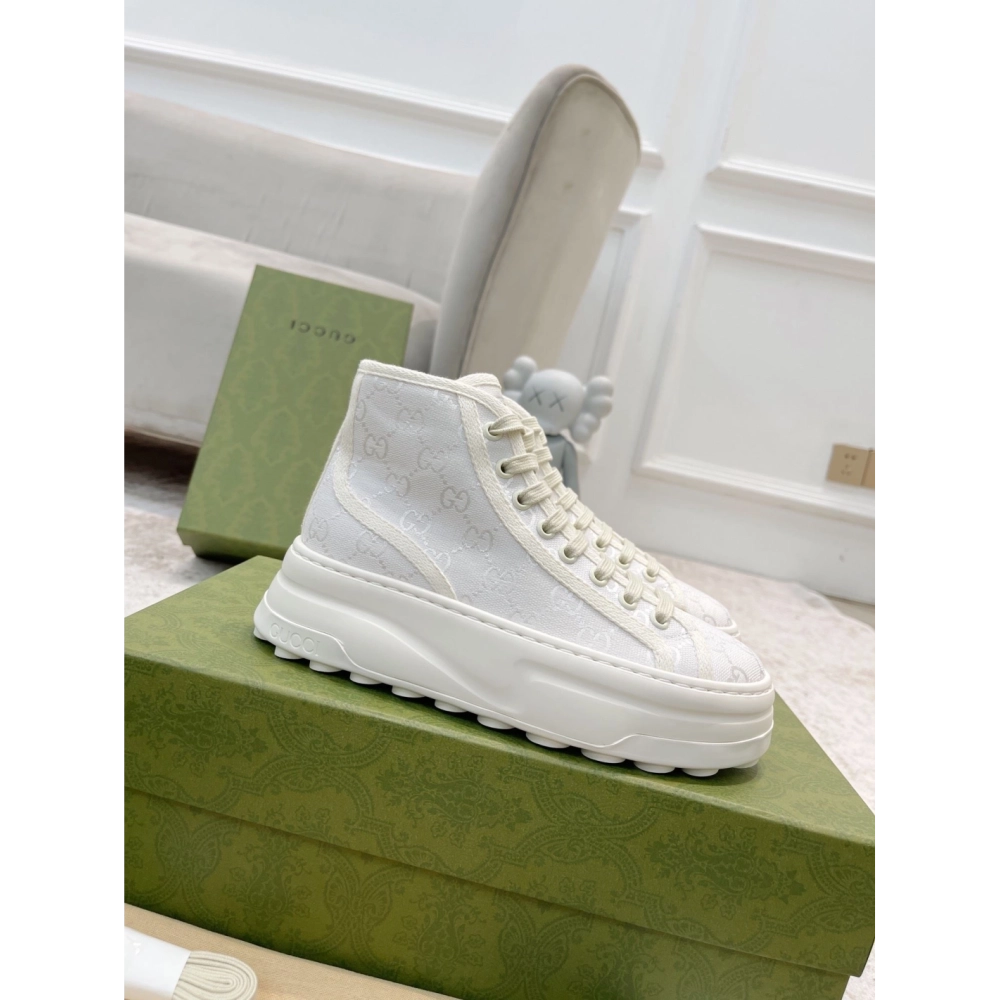 FashionStatement,GUCCI,IconicStyle,ItalianCraftsmanship,LuxuryFootwear,SNEAKER