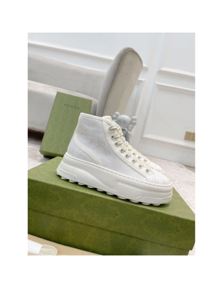 FashionStatement,GUCCI,IconicStyle,ItalianCraftsmanship,LuxuryFootwear,SNEAKER