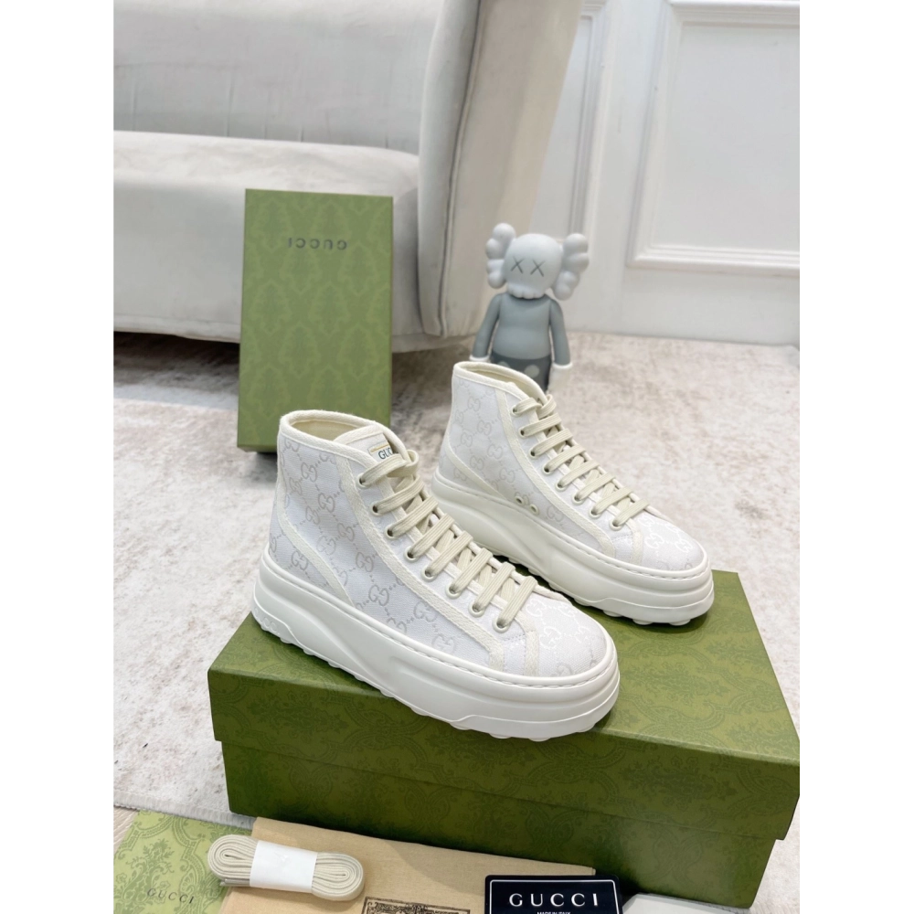 FashionStatement,GUCCI,IconicStyle,ItalianCraftsmanship,LuxuryFootwear,SNEAKER