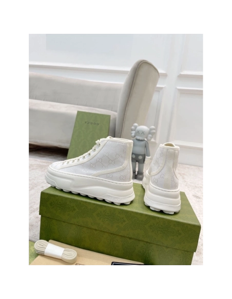 FashionStatement,GUCCI,IconicStyle,ItalianCraftsmanship,LuxuryFootwear,SNEAKER