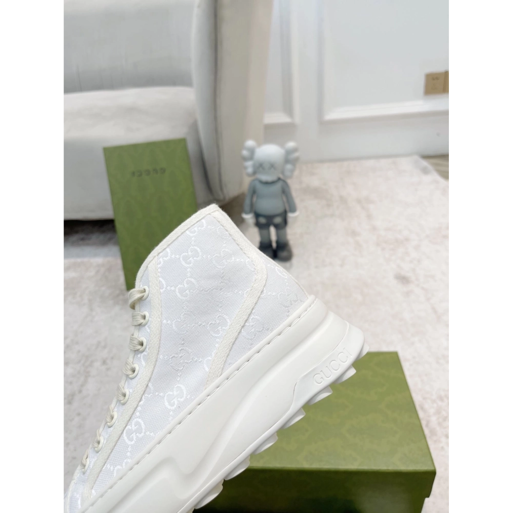 FashionStatement,GUCCI,IconicStyle,ItalianCraftsmanship,LuxuryFootwear,SNEAKER