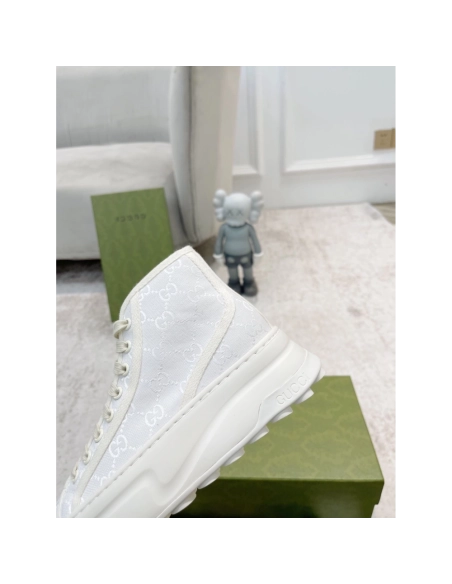 FashionStatement,GUCCI,IconicStyle,ItalianCraftsmanship,LuxuryFootwear,SNEAKER