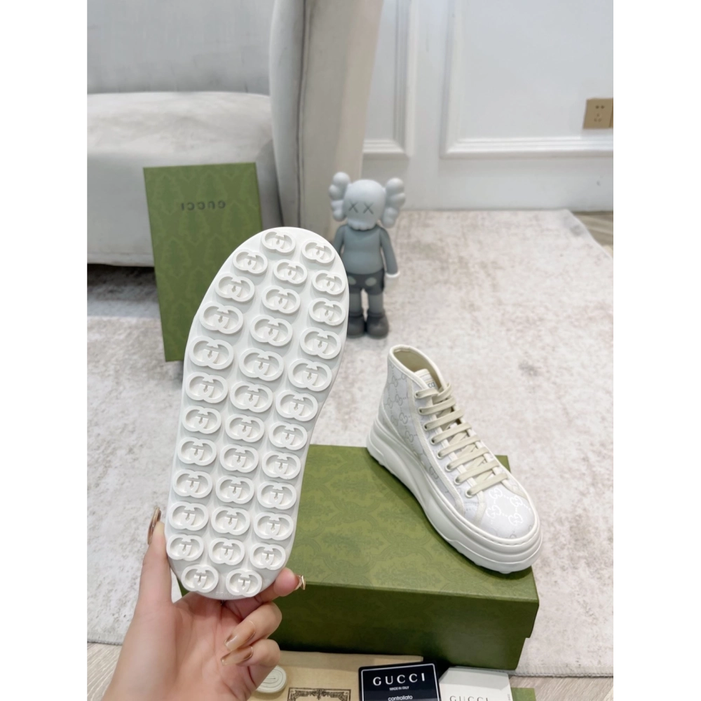 FashionStatement,GUCCI,IconicStyle,ItalianCraftsmanship,LuxuryFootwear,SNEAKER