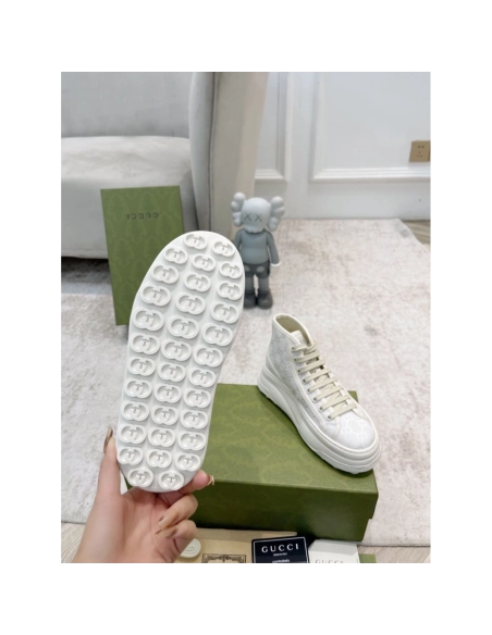 FashionStatement,GUCCI,IconicStyle,ItalianCraftsmanship,LuxuryFootwear,SNEAKER