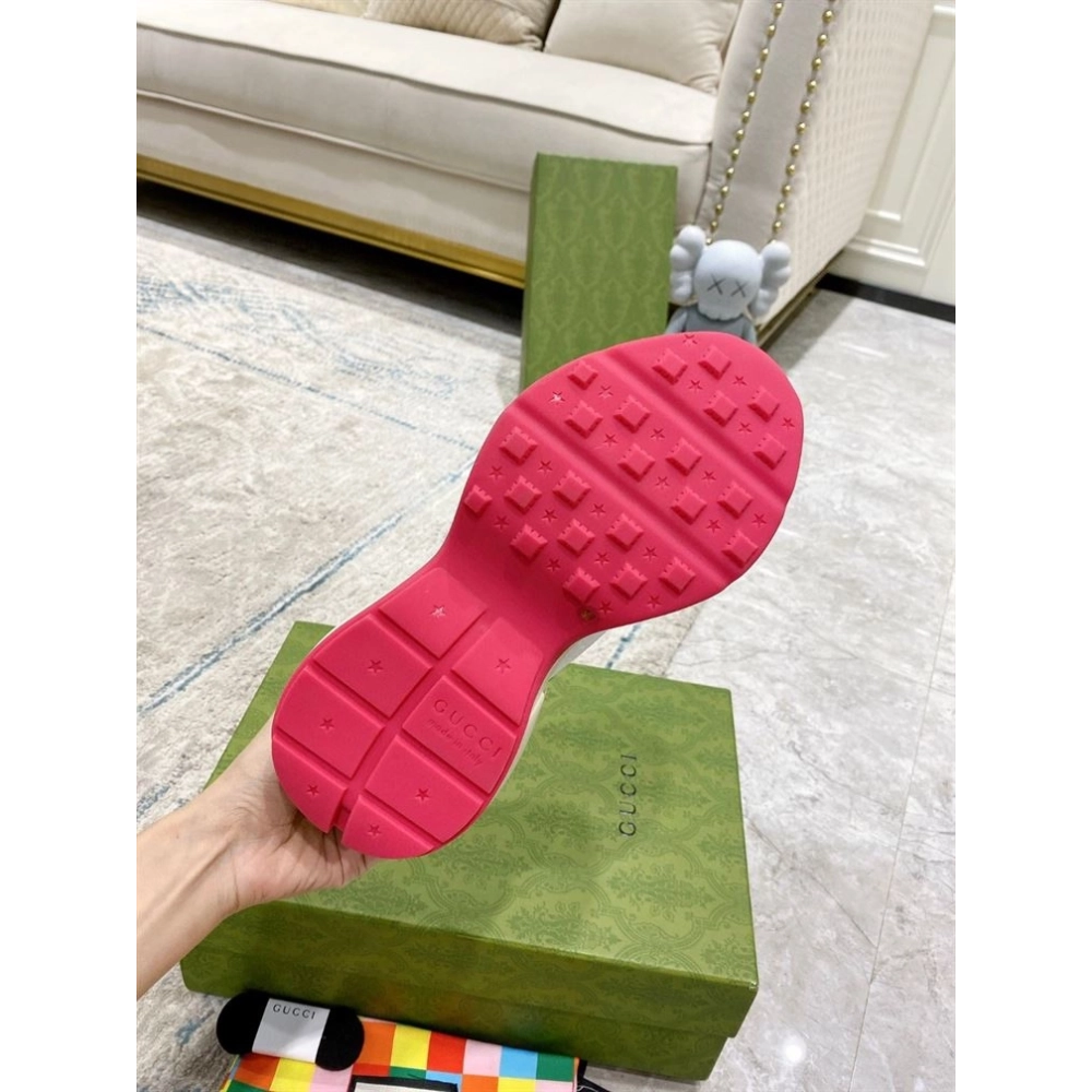 FashionStatement,GUCCI,IconicStyle,ItalianCraftsmanship,LuxuryFootwear,SNEAKER