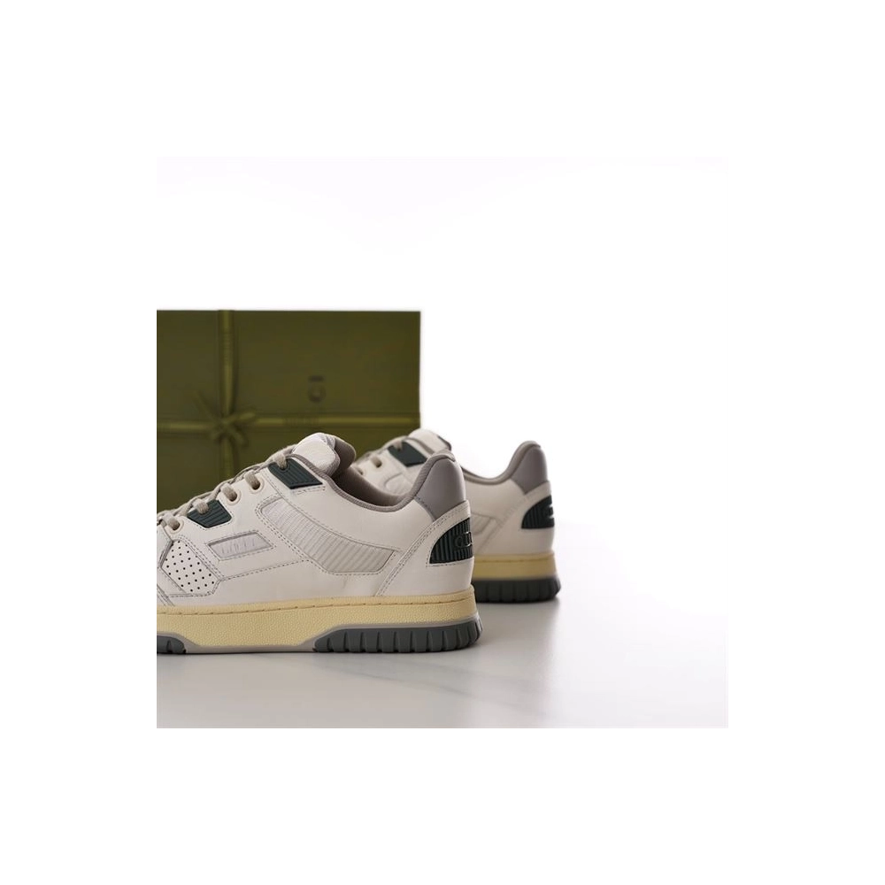 FashionStatement,IconicStyle,ItalianCraftsmanship,LuxuryFootwear,SNEAKER