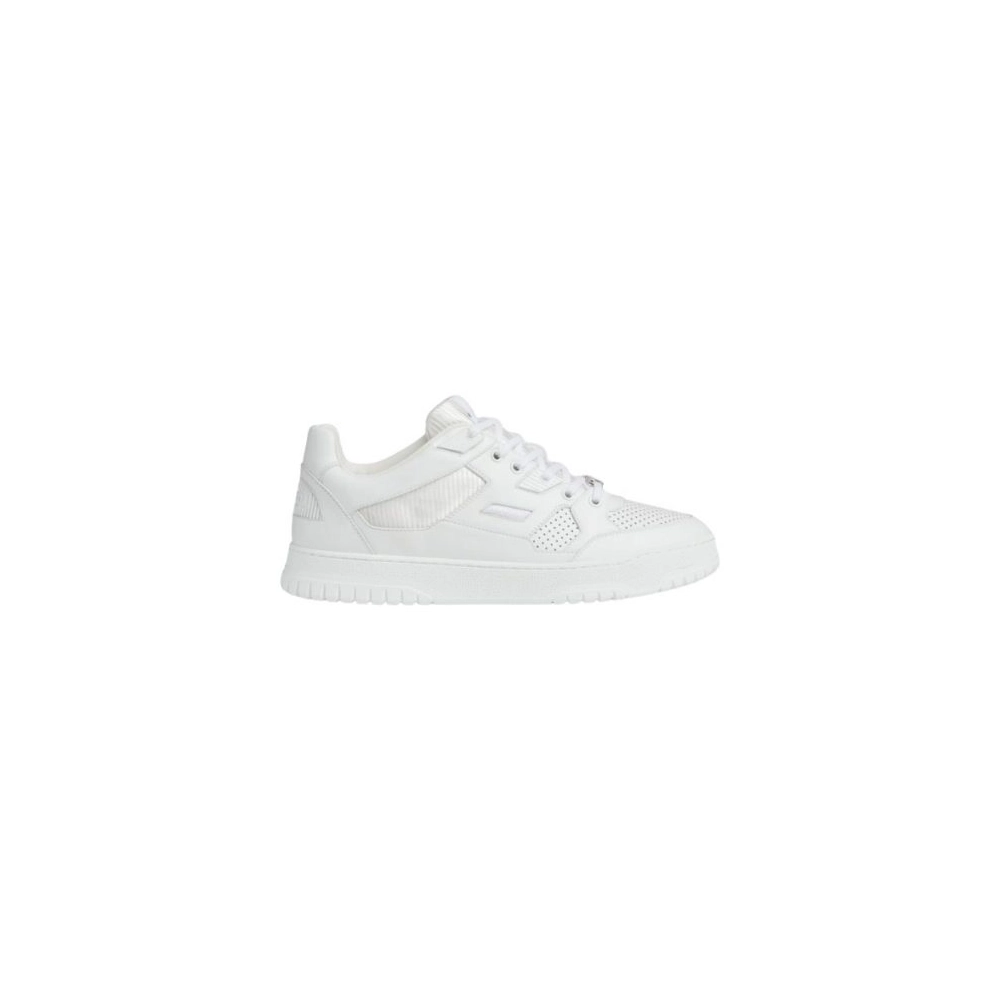 FashionStatement,GUCCI,IconicStyle,ItalianCraftsmanship,LuxuryFootwear,SNEAKER