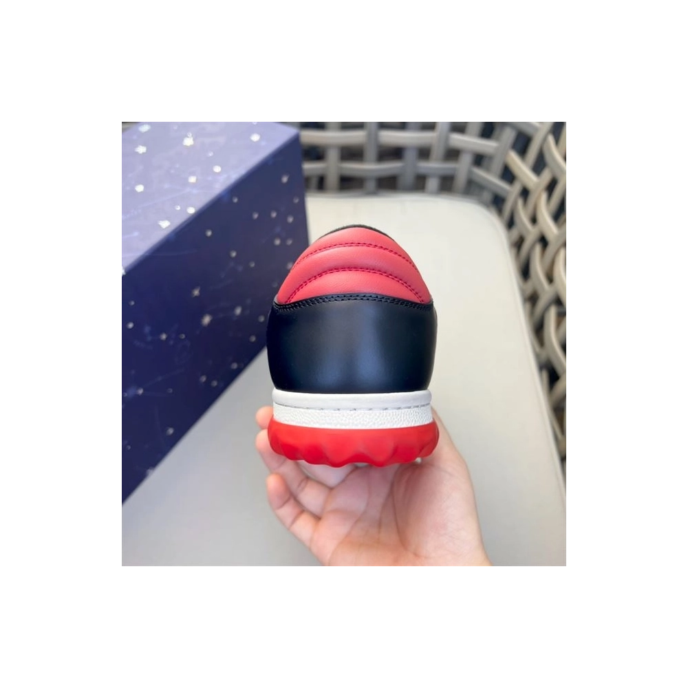 FashionStatement,GUCCI,IconicStyle,ItalianCraftsmanship,LuxuryFootwear,SNEAKER