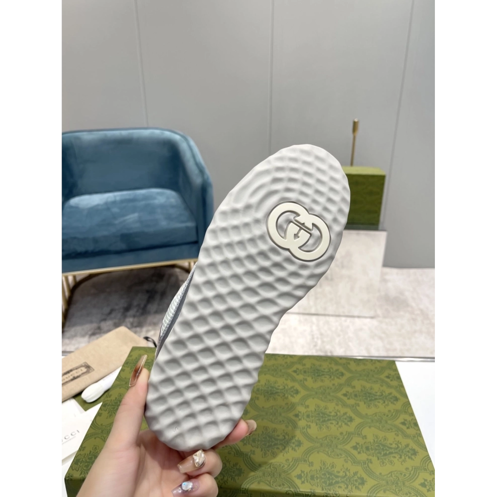 FashionStatement,GUCCI,IconicStyle,ItalianCraftsmanship,LuxuryFootwear,SNEAKER