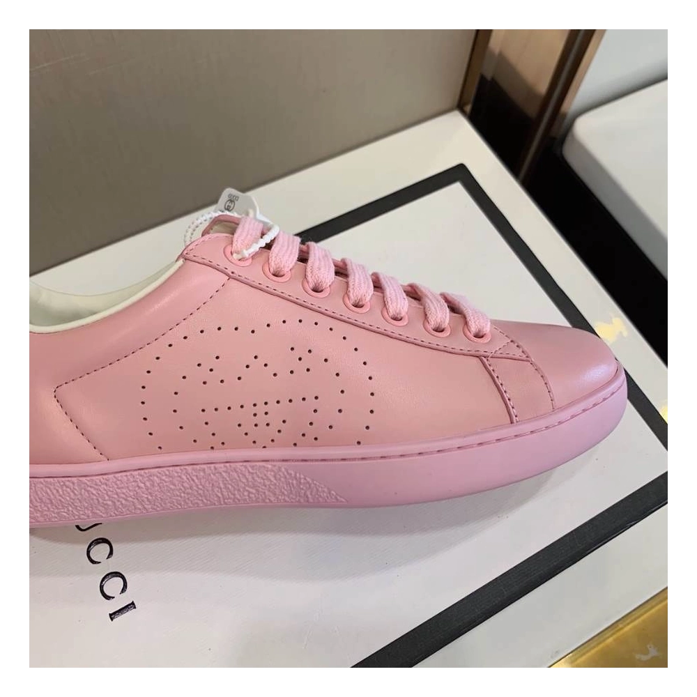 FashionStatement,GUCCI,IconicStyle,ItalianCraftsmanship,LuxuryFootwear,SNEAKER