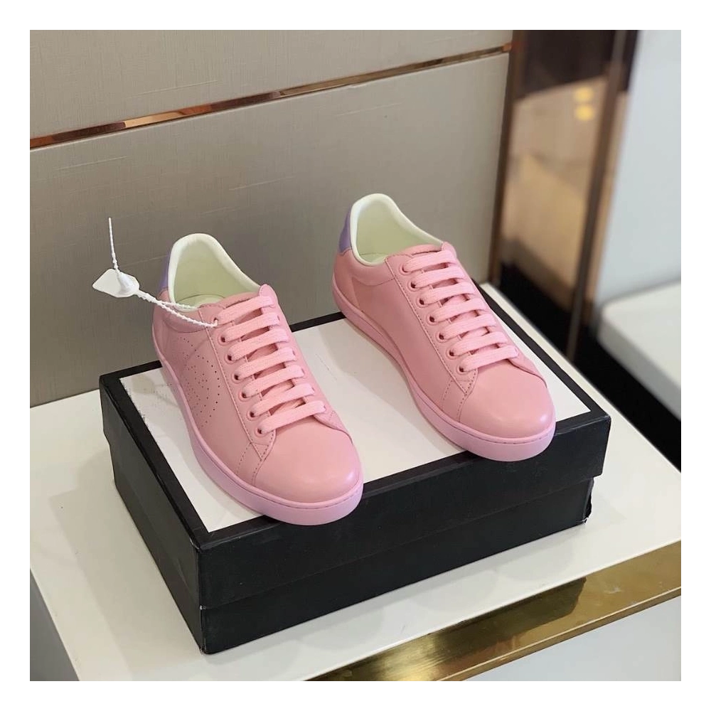 FashionStatement,GUCCI,IconicStyle,ItalianCraftsmanship,LuxuryFootwear,SNEAKER