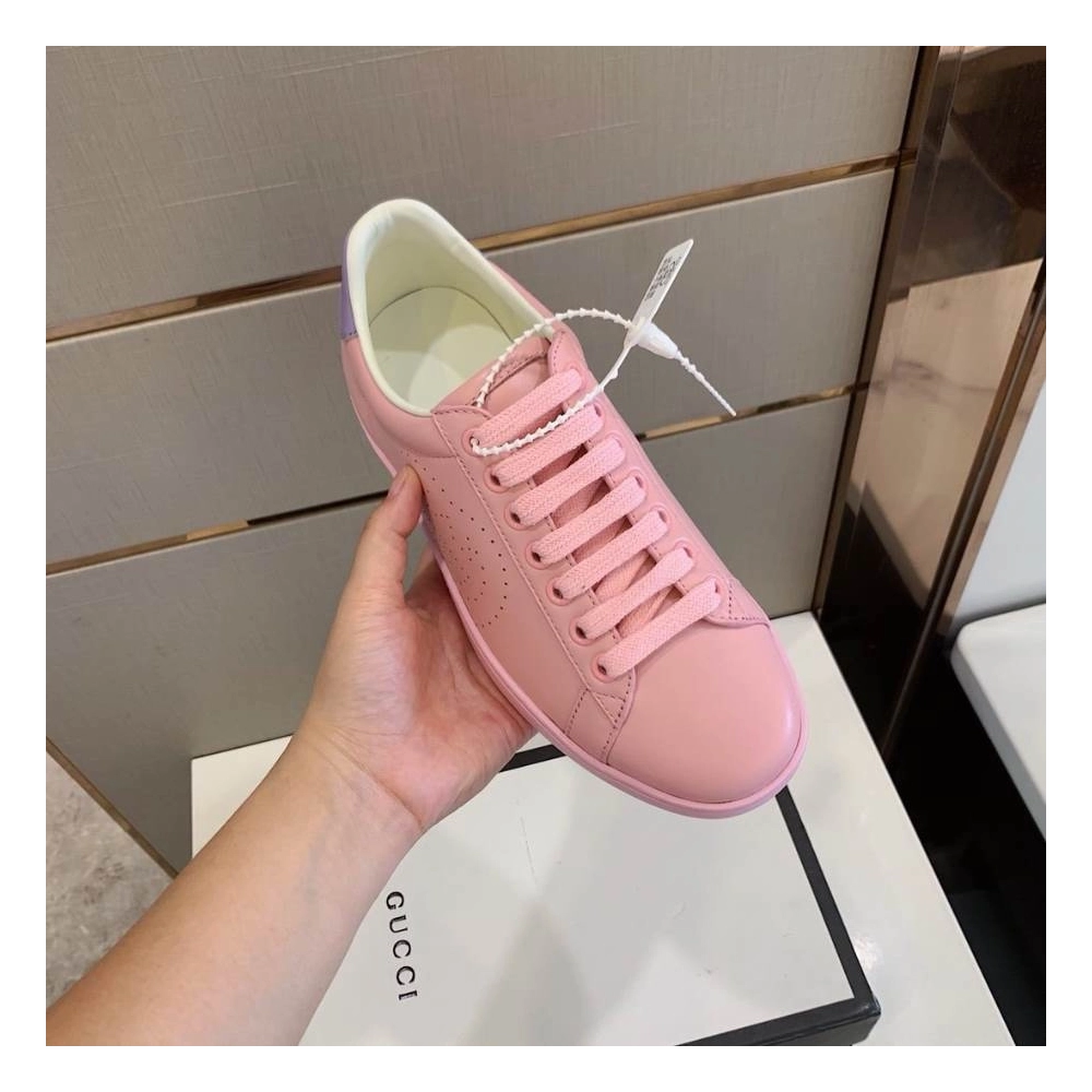FashionStatement,GUCCI,IconicStyle,ItalianCraftsmanship,LuxuryFootwear,SNEAKER