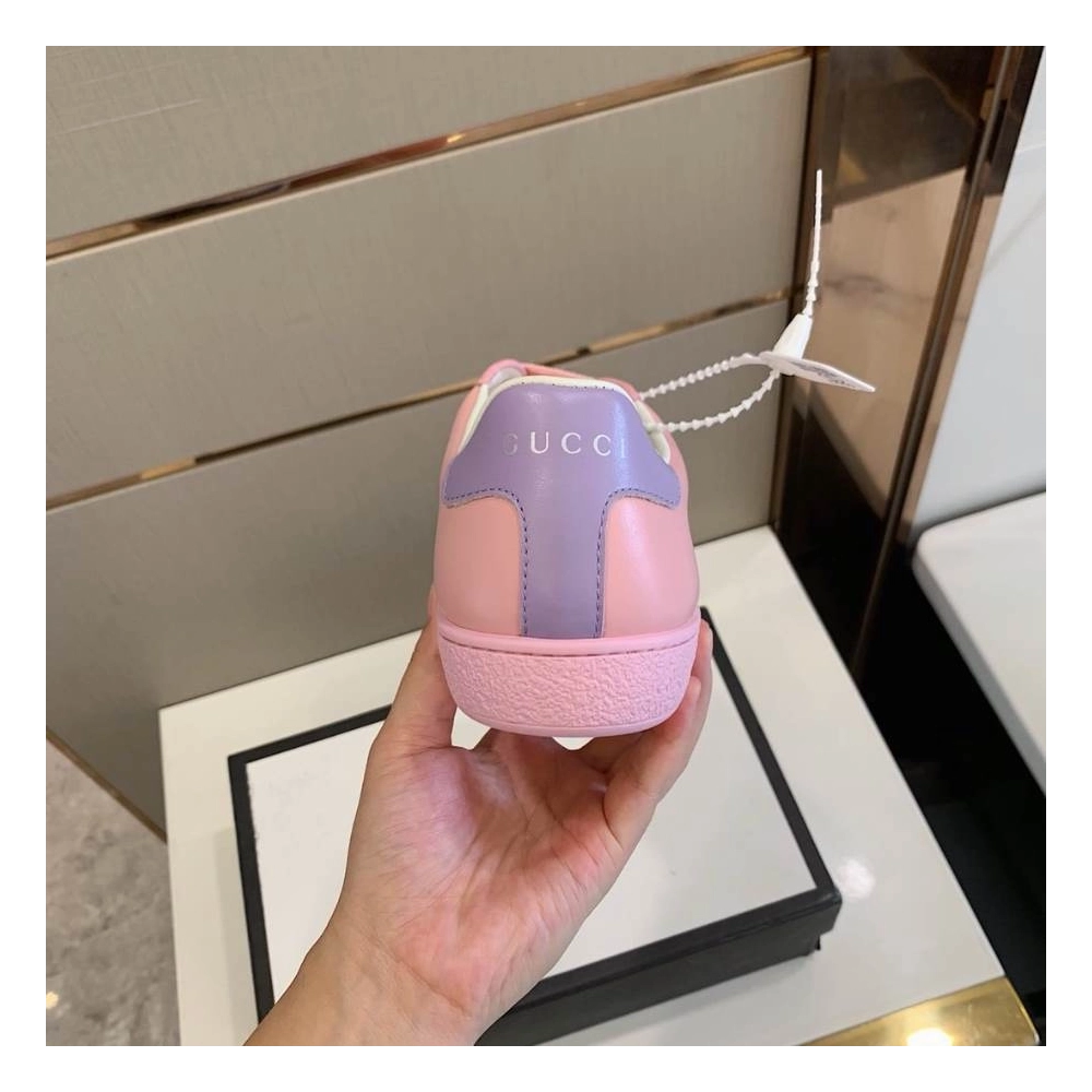 FashionStatement,GUCCI,IconicStyle,ItalianCraftsmanship,LuxuryFootwear,SNEAKER