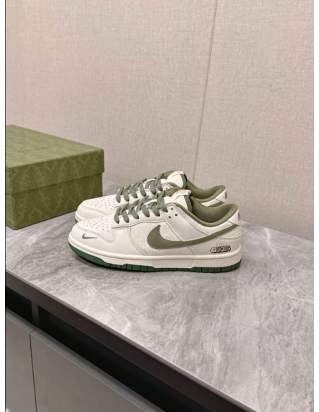 FashionStatement,GUCCI,IconicStyle,ItalianCraftsmanship,LuxuryFootwear,SNEAKER
