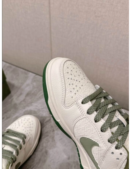 FashionStatement,GUCCI,IconicStyle,ItalianCraftsmanship,LuxuryFootwear,SNEAKER