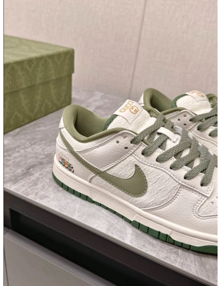 FashionStatement,GUCCI,IconicStyle,ItalianCraftsmanship,LuxuryFootwear,SNEAKER