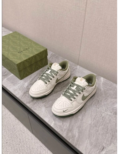 FashionStatement,GUCCI,IconicStyle,ItalianCraftsmanship,LuxuryFootwear,SNEAKER