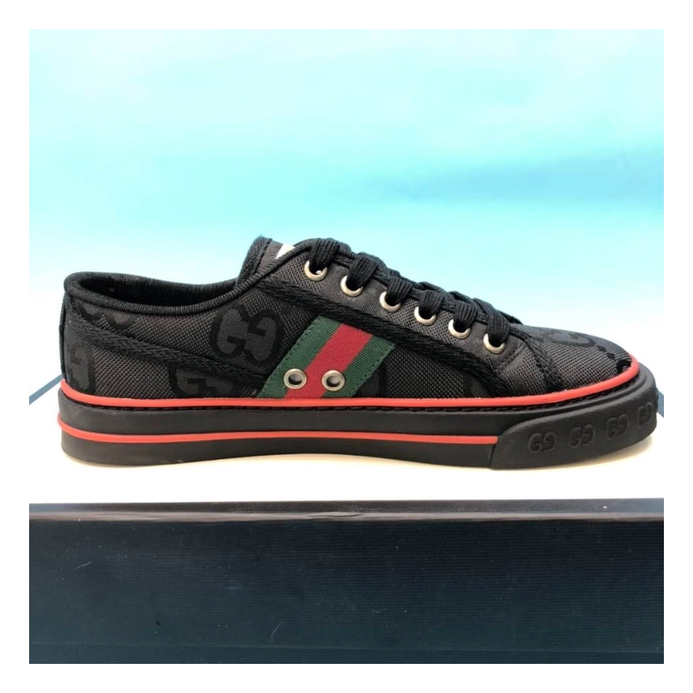 FashionStatement,GUCCI,IconicStyle,ItalianCraftsmanship,LuxuryFootwear,SNEAKER
