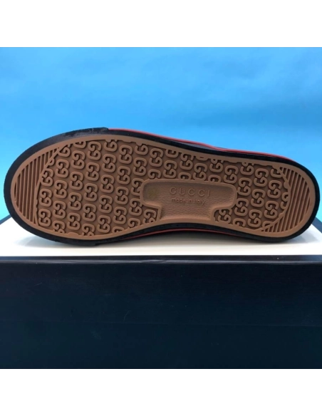 FashionStatement,GUCCI,IconicStyle,ItalianCraftsmanship,LuxuryFootwear,SNEAKER