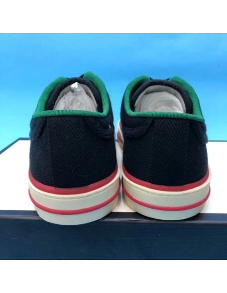 FashionStatement,GUCCI,IconicStyle,ItalianCraftsmanship,LuxuryFootwear,SNEAKER