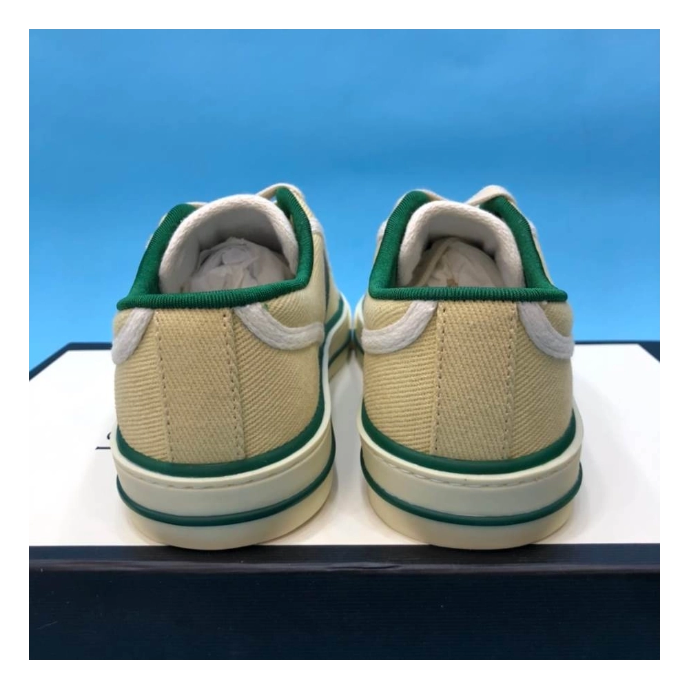 FashionStatement,GUCCI,IconicStyle,ItalianCraftsmanship,LuxuryFootwear,SNEAKER
