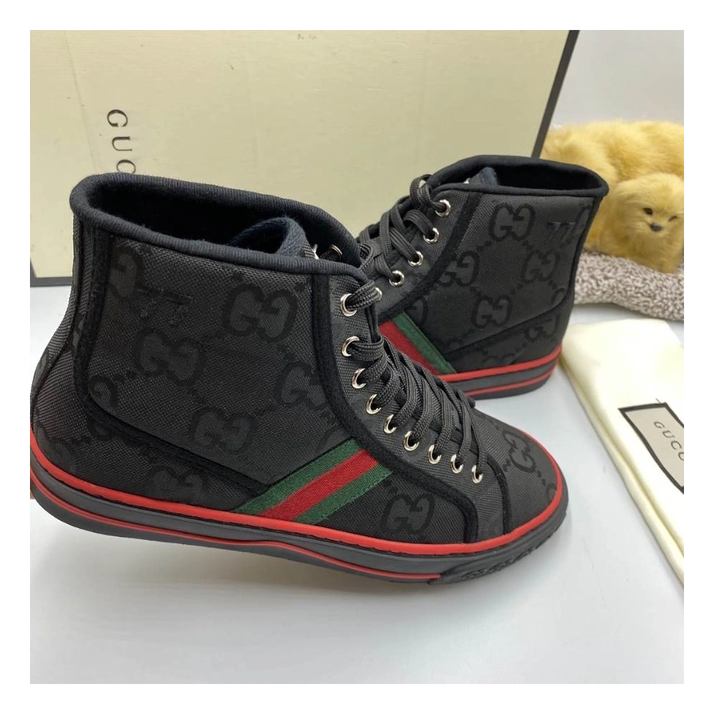 FashionStatement,GUCCI,IconicStyle,ItalianCraftsmanship,LuxuryFootwear,SNEAKER