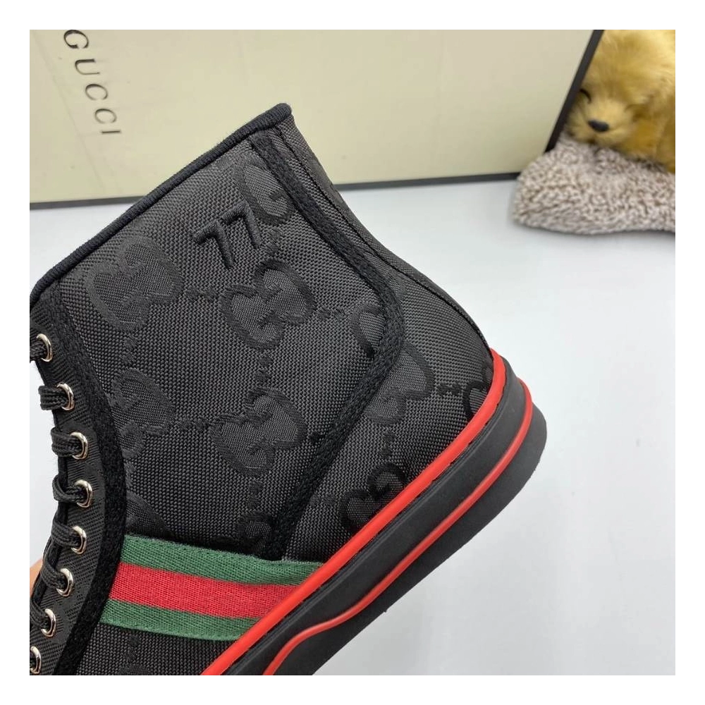 FashionStatement,GUCCI,IconicStyle,ItalianCraftsmanship,LuxuryFootwear,SNEAKER