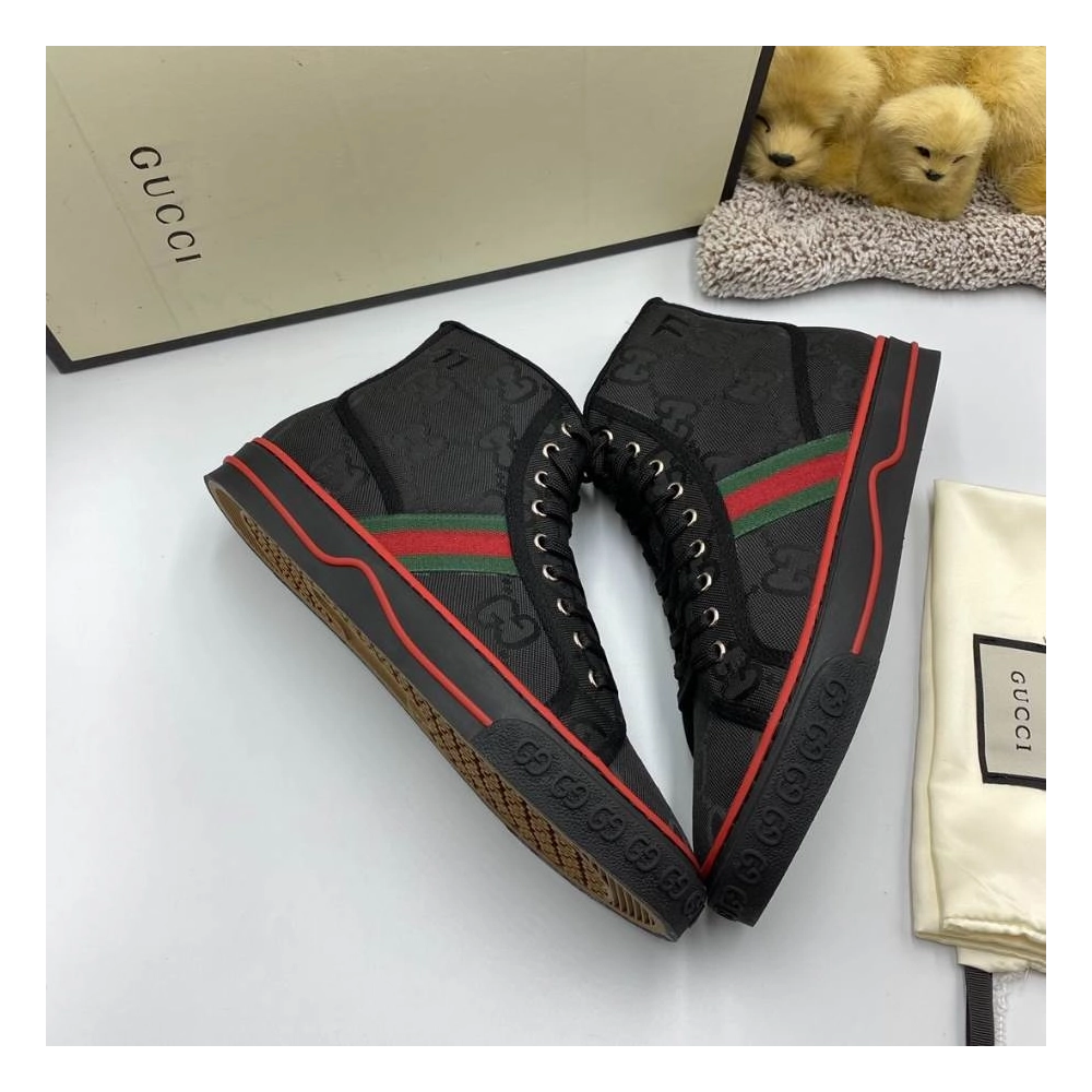 FashionStatement,GUCCI,IconicStyle,ItalianCraftsmanship,LuxuryFootwear,SNEAKER