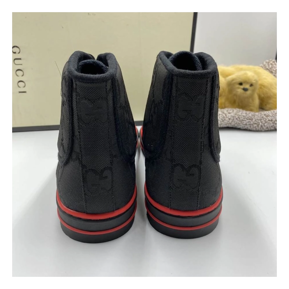 FashionStatement,GUCCI,IconicStyle,ItalianCraftsmanship,LuxuryFootwear,SNEAKER