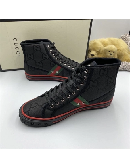 GUCCI,IconicStyle,LuxuryFootwear,SNEAKER