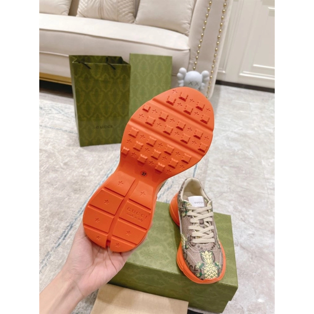 FashionStatement,GUCCI,IconicStyle,ItalianCraftsmanship,LuxuryFootwear,SNEAKER