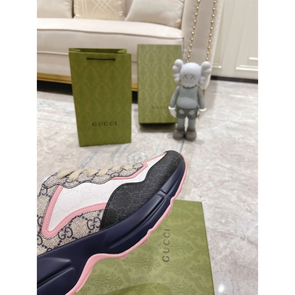 FashionStatement,GUCCI,IconicStyle,ItalianCraftsmanship,LuxuryFootwear,SNEAKER