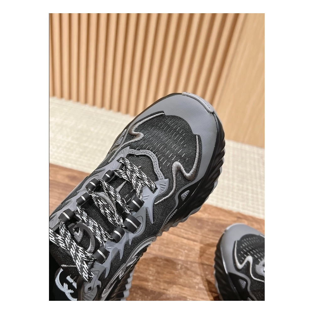 FashionStatement,GUCCI,IconicStyle,ItalianCraftsmanship,LuxuryFootwear,SNEAKER