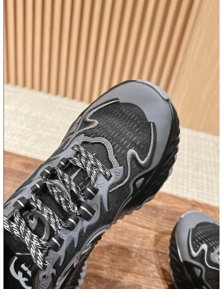 FashionStatement,GUCCI,IconicStyle,ItalianCraftsmanship,LuxuryFootwear,SNEAKER