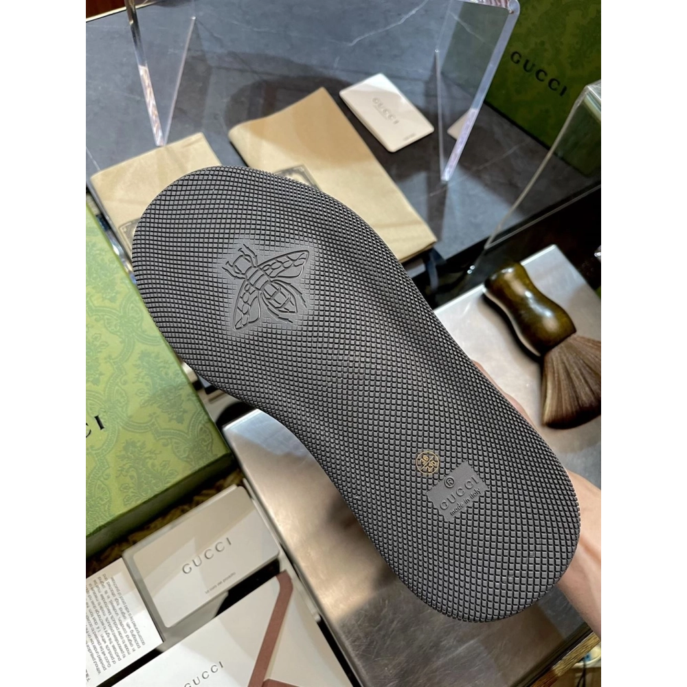 FashionStatement,GUCCI,IconicStyle,ItalianCraftsmanship,LuxuryFootwear,SNEAKER