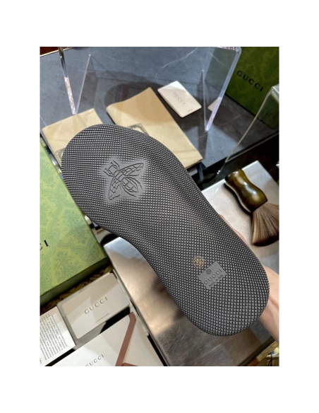 FashionStatement,GUCCI,IconicStyle,ItalianCraftsmanship,LuxuryFootwear,SNEAKER