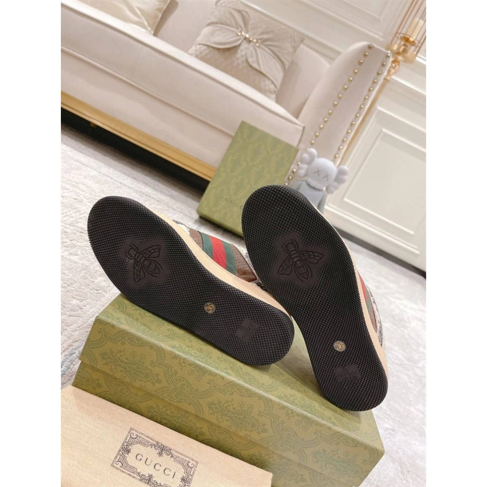 FashionStatement,GUCCI,IconicStyle,ItalianCraftsmanship,LuxuryFootwear,SNEAKER